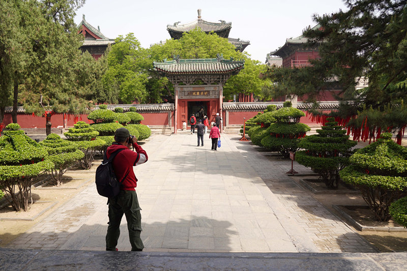 4月18日，游客在石家庄市正定县隆兴寺景区拍照游玩。新华社记者 骆学峰 摄