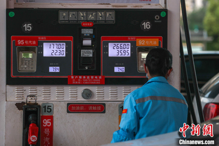 中国成品油价迎年内最大涨幅 95号汽油将全面重返“8元时代”