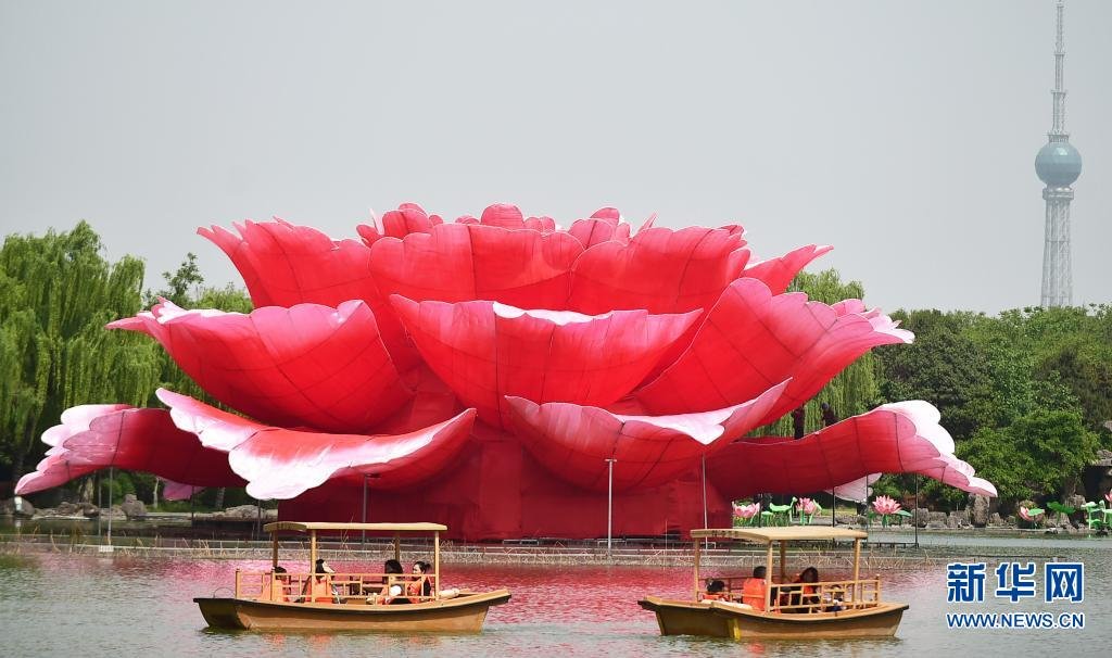 这是4月16日拍摄的洛阳市隋唐城遗址植物园巨型牡丹景观造型。