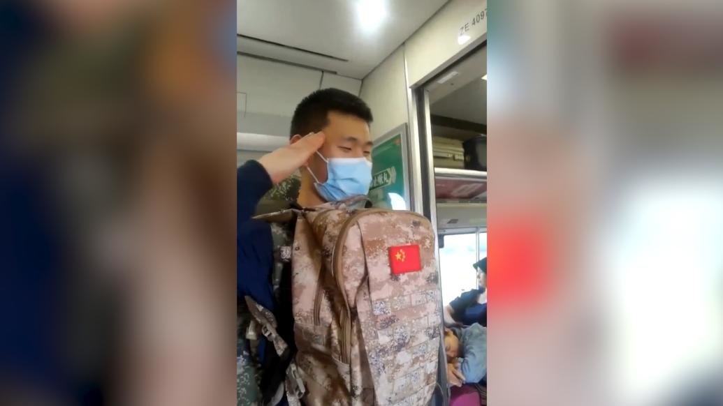 5岁男孩高铁上偶遇一名军人，主动帮提行李还敬礼