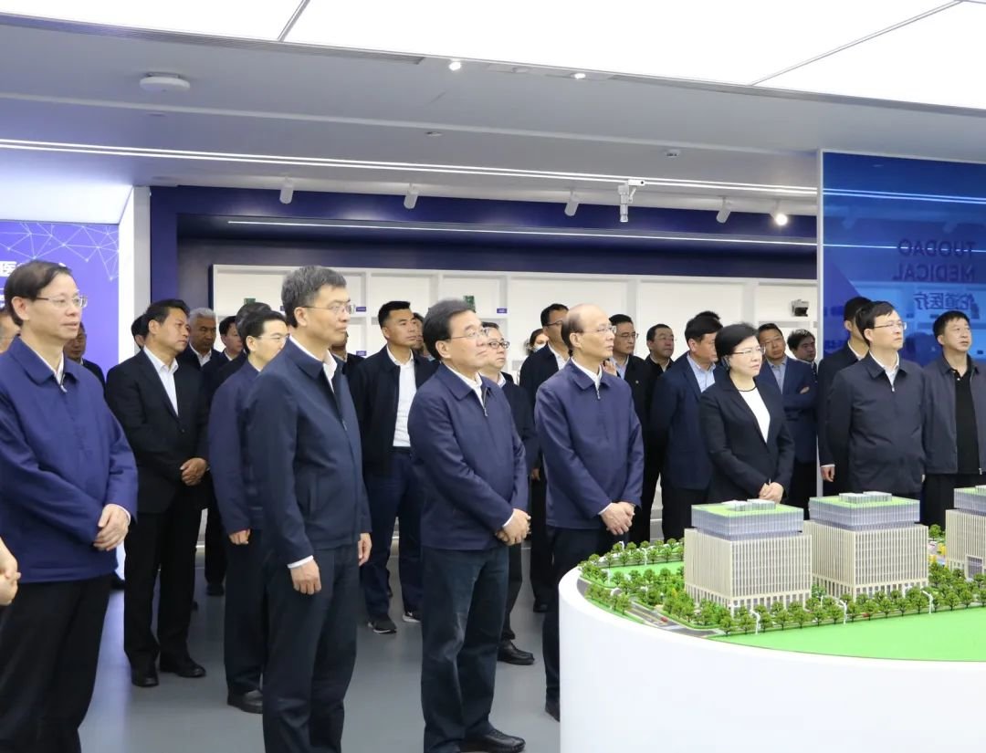 一行重点参观了亿嘉和"机器人探索之旅"企业展厅,公司董事长朱付云,副