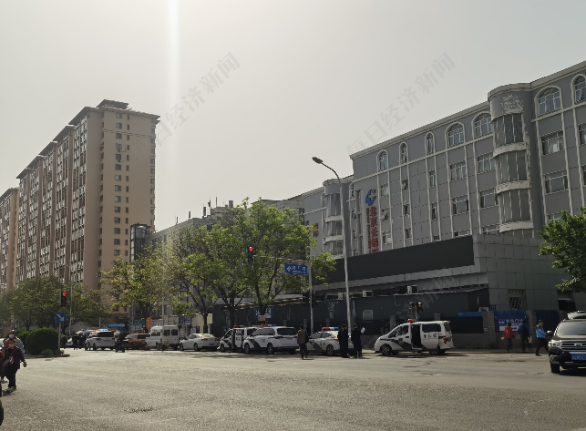 医院背面白色的外墙已被熏黑