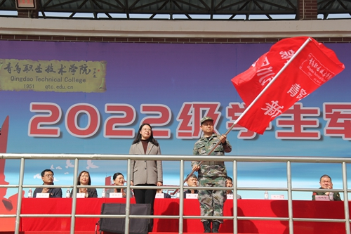 党委副书记邢广陆向2022级学生军训团团长李栋授旗