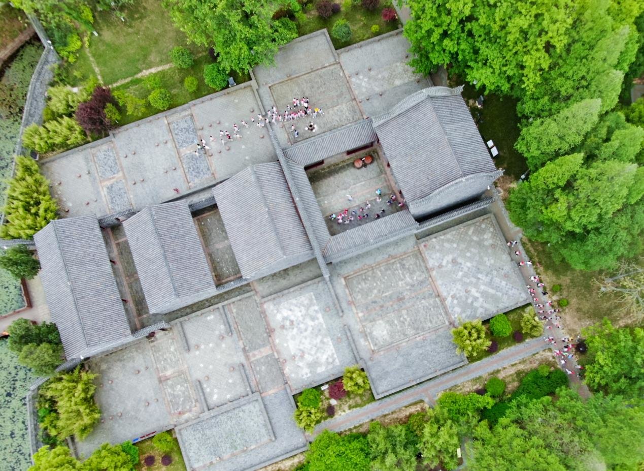 （2023年4月18日，航拍研学游学子正在参观肥西县铭传乡刘铭传故居。 陈家乐 摄）