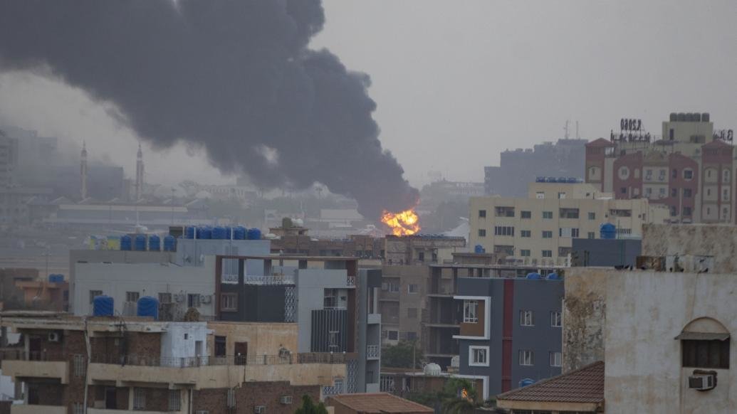 凤凰观察｜流弹成主要安全威胁 在苏丹​中国人互助过难关