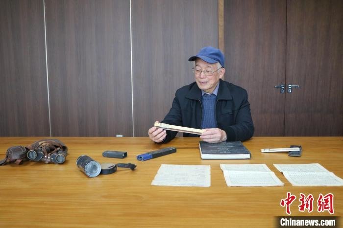 陈明光向记者介绍外祖父沈觐宸使用过的计算尺。 毛淑文 摄