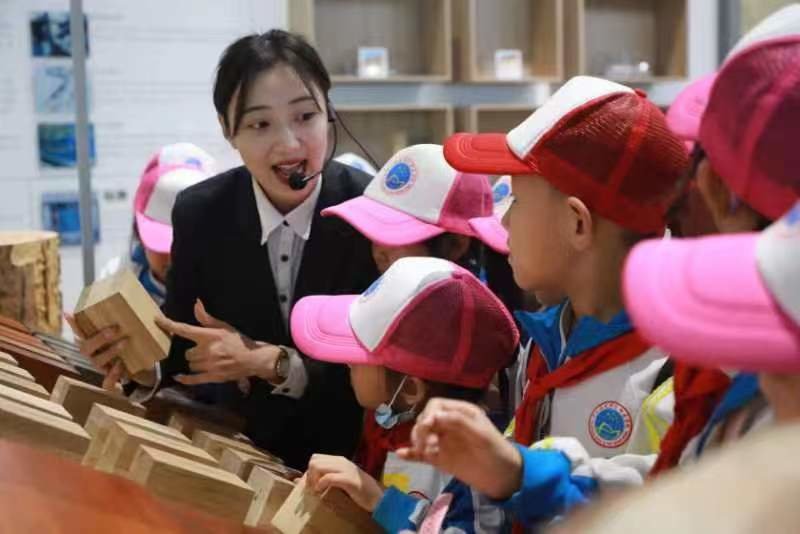 保定师范附属学校师生走进高碑店，研学课堂在身边绿色理念入心间