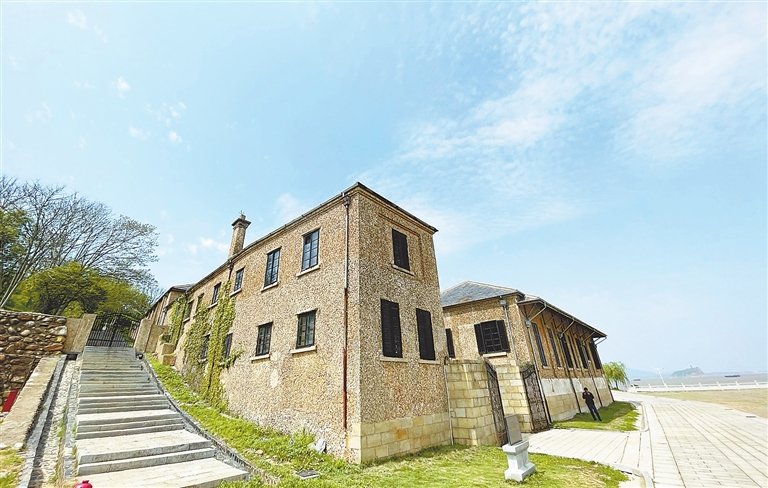 姑塘海关旧址地处鄱阳湖水系出长江交汇口,是江西省境内唯一的保存较为完整的近代海关,具有较高的历史文化和建筑艺术价值。