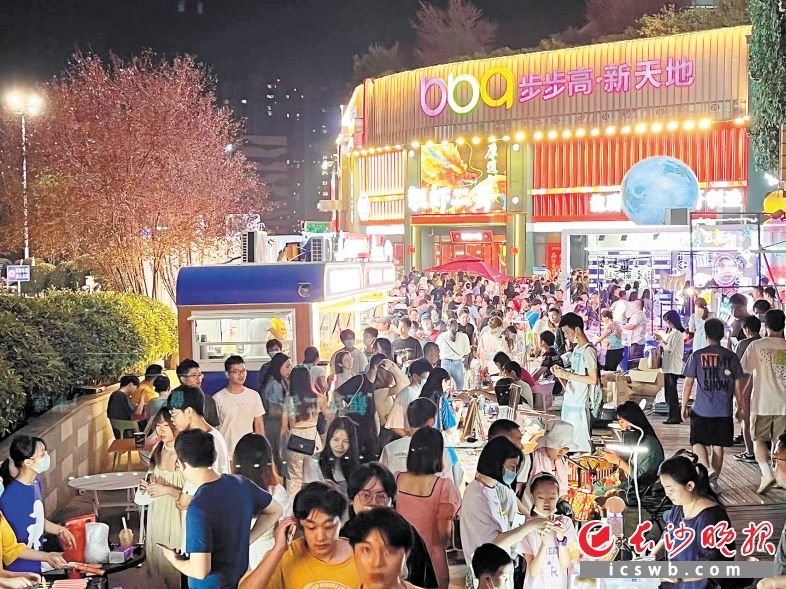 步步高梅溪新天地夜间经济火热。均为资料图片