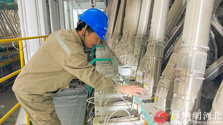 工人正在检查设备安装情况