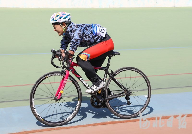 4月24日，河北省残疾人运动员在自行车比赛中。
