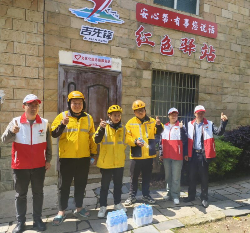 安福县“吉先锋”志愿者在红色驿站为外卖骑手送清凉