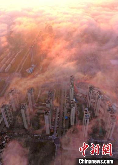 航拍江西抚州雨后放晴云雾缭绕城市若隐若现壮美如画