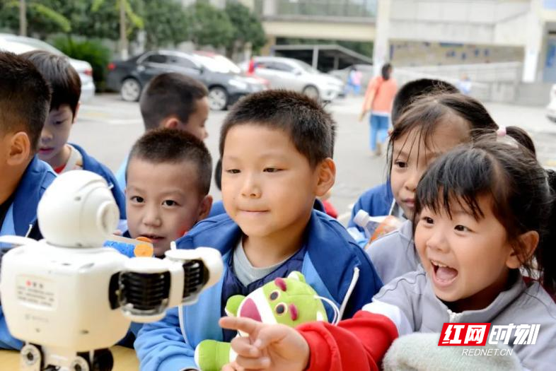 和人形机器人一起互动探究。