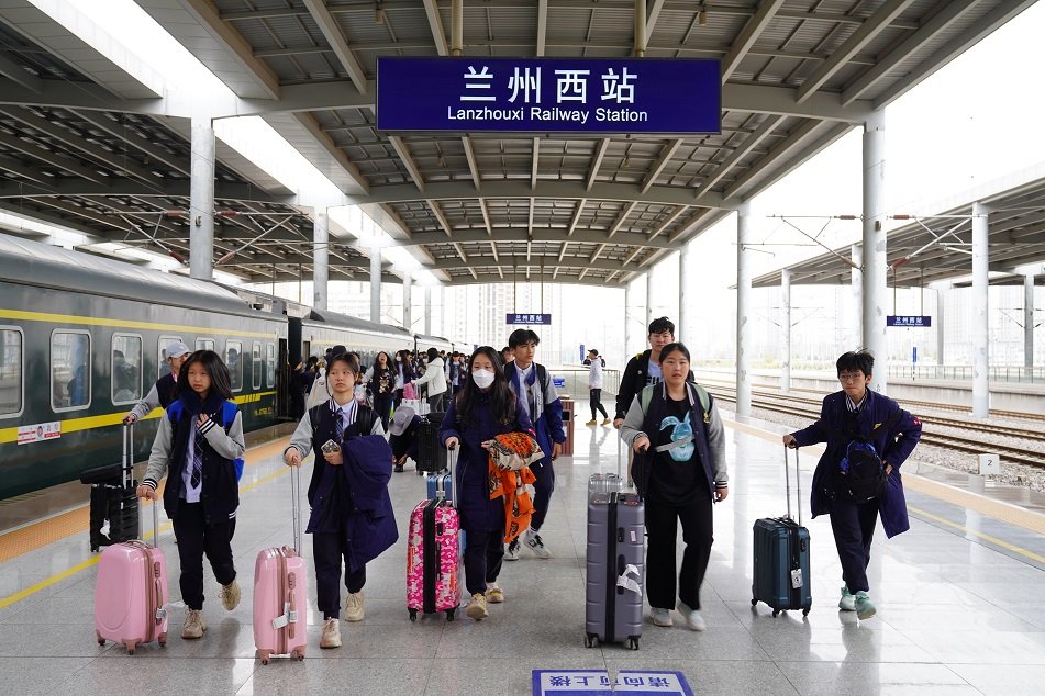 首趟研学专列开行(22198447)-20230428191239.jpg