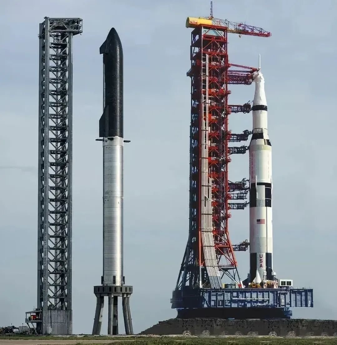 爱好者绘制的，星舰火箭与曾经的美国最大火箭土星五号同比例并列对比图