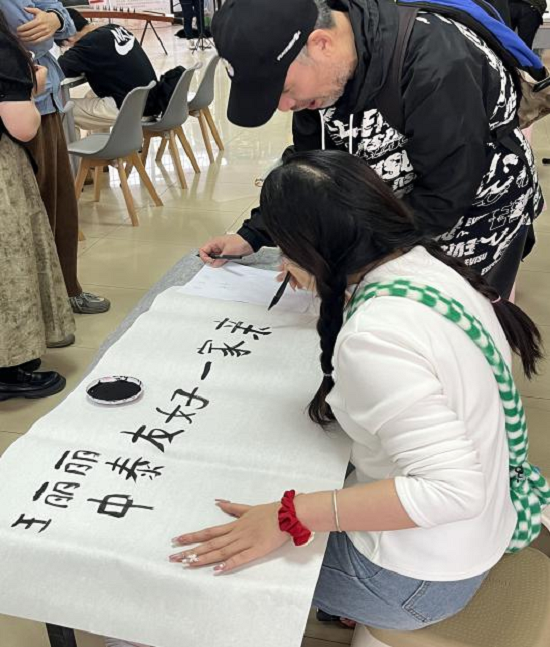 图3 老师指导泰国留学生王丽丽