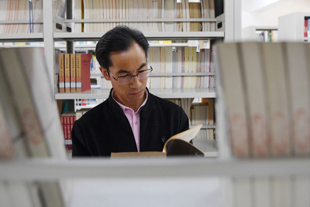 朱彦军在静宁县图书馆查阅资料(4月10日摄)