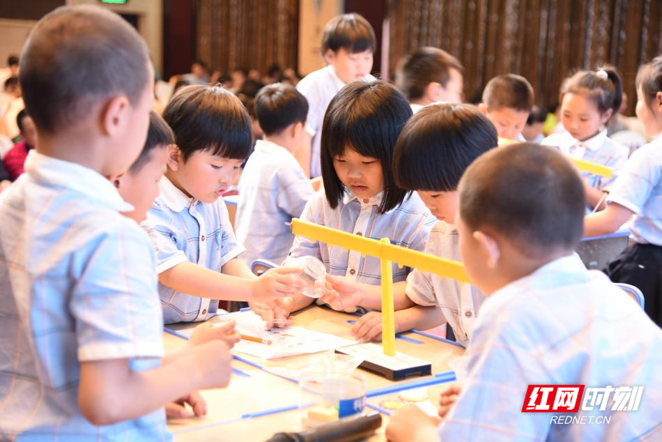 同学们动手的兴趣越来越浓。