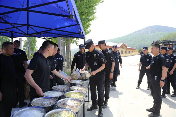 战味十足!看滨州公安特巡警山地拉练