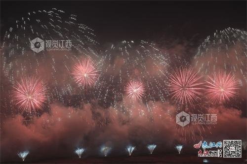 江西南昌举行迎春烟花晚会 舒言诚摄