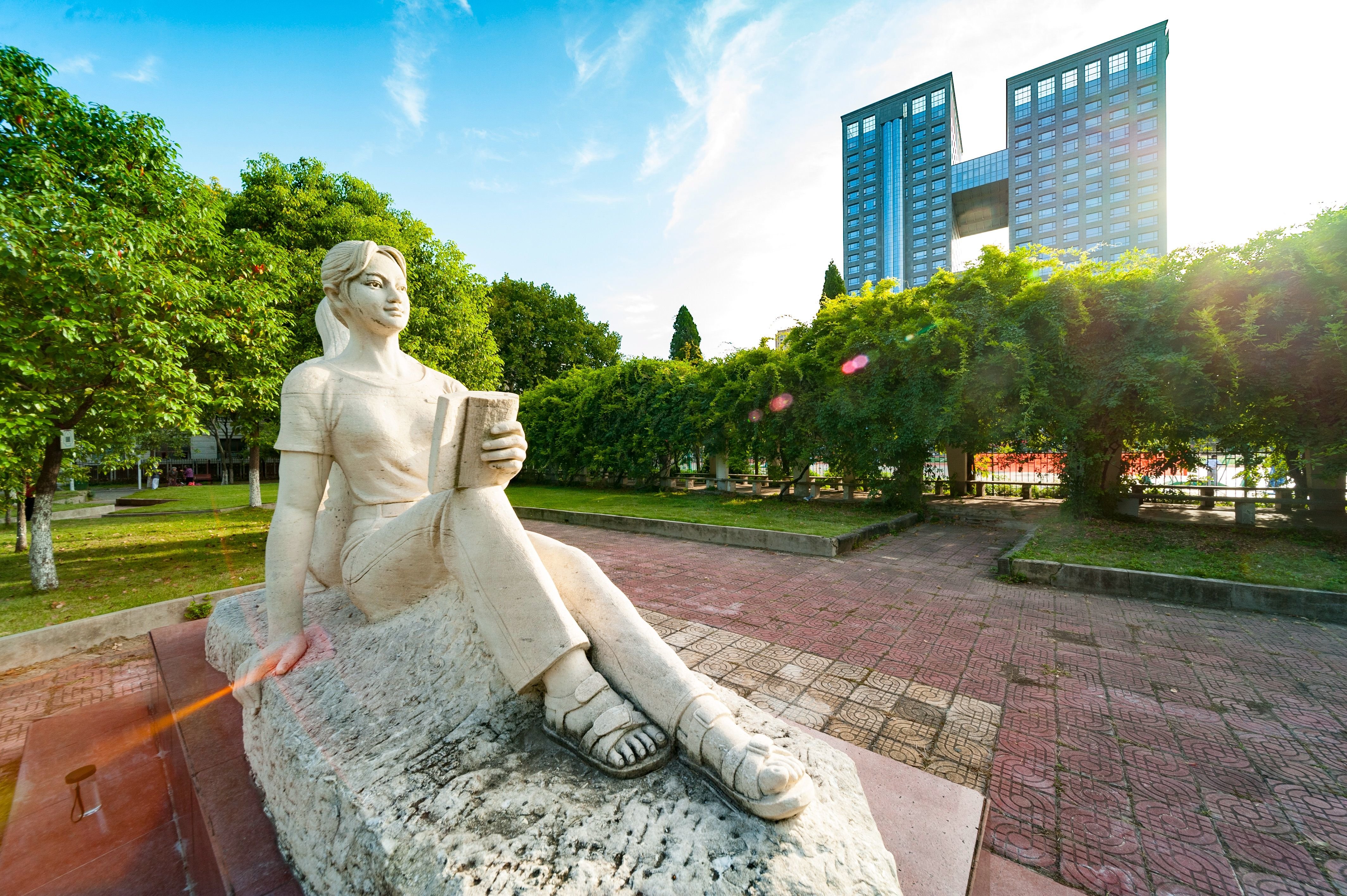 读享彭城 | 江苏师范大学的春暖花开日，正是读书时