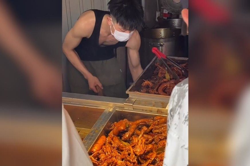 淄博鸭货店小哥因长相帅气走红：原以为是自己鸭货做的好吃