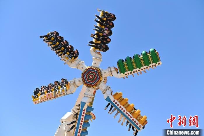 图为嘉峪关方特欢乐世界复园首日，游客体验空中项目。　李亚龙 摄