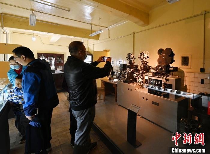 4月29日,在长影旧址博物馆,游客参观洗印车间。 张瑶 摄