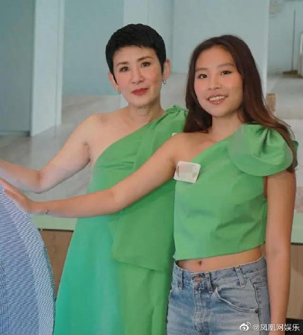 吴君如携17岁女儿拍广告 宣布女儿正式出道