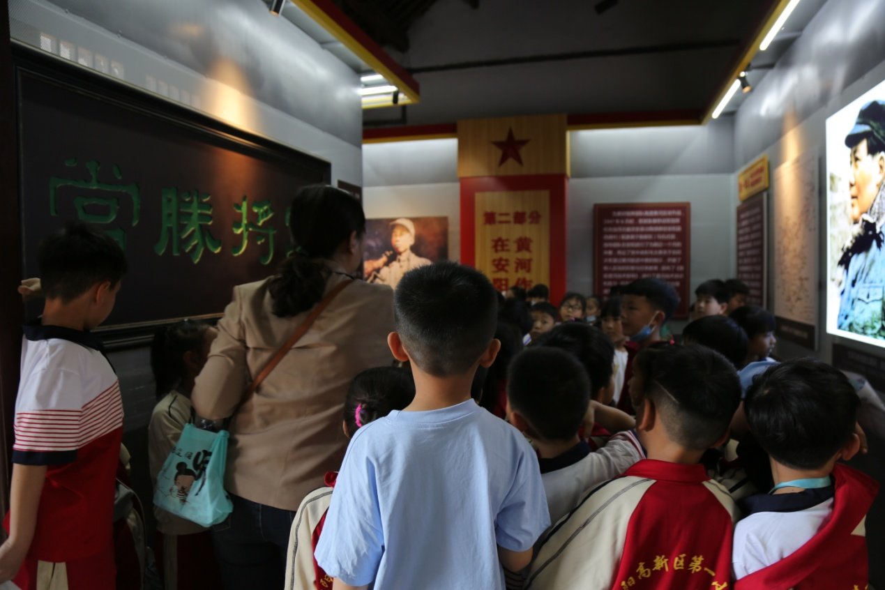 研学学生参观刘邓大军指挥部旧址