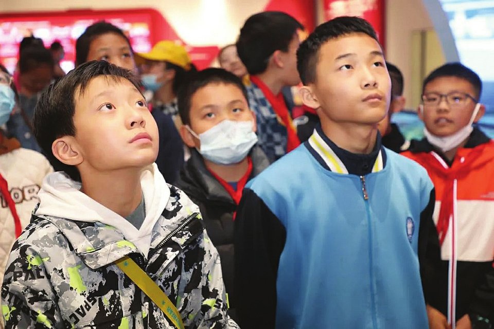 在太原重型机械集团有限公司总部展览中心，孩子们观看航天发射塔架模型。张智斌 摄