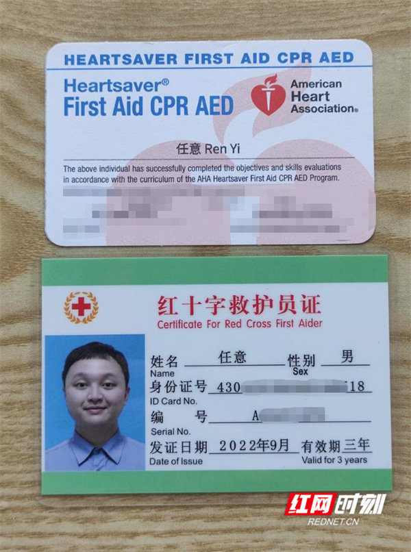 “铁男组”8名成员每个人都获得了红十字救护证,其中,乘务员任意是蓝天救援队成员。