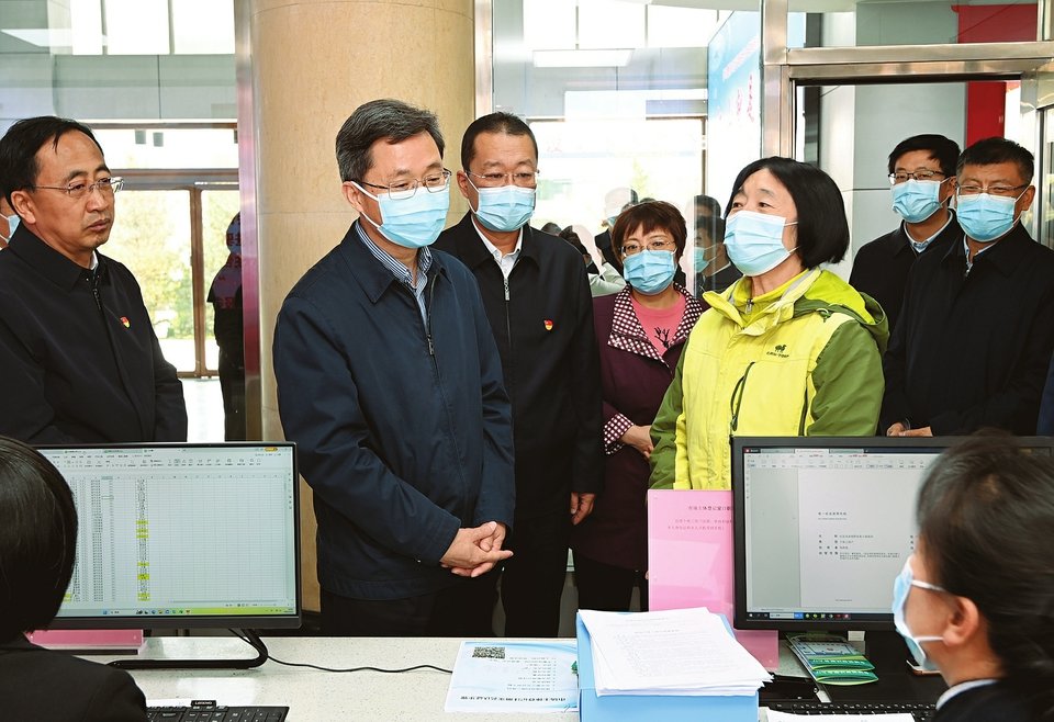 近日，山西省委书记蓝佛安在应县金城镇检查指导抓党建促基层治理能力提升工作，详细了解乡镇机构设置及综合行政执法队伍建设运行等情况。本报记者史晓波摄