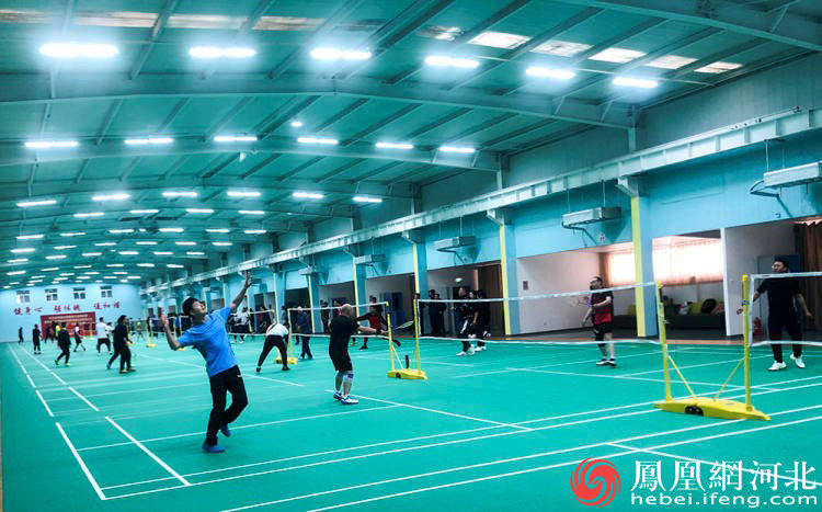 选手们正在赛场上进行紧张激烈的比赛