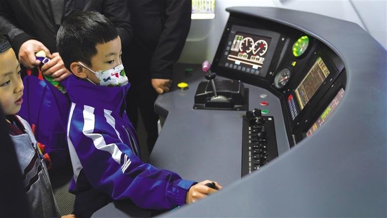 火车有方向盘吗？能拐弯吗？小学生当司机揭晓答案