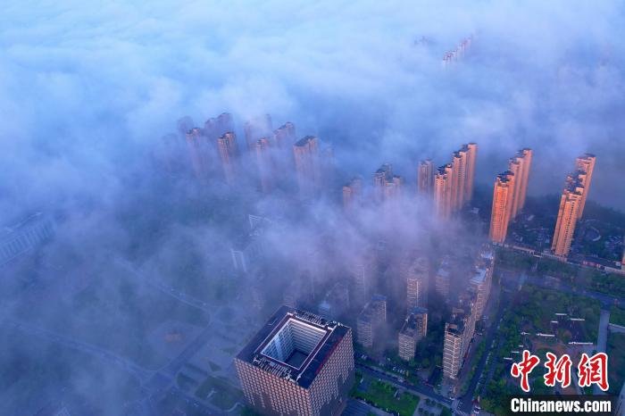 图为抚州主城区上空云雾缭绕,城市建筑若隐若现。 熊慧平 摄