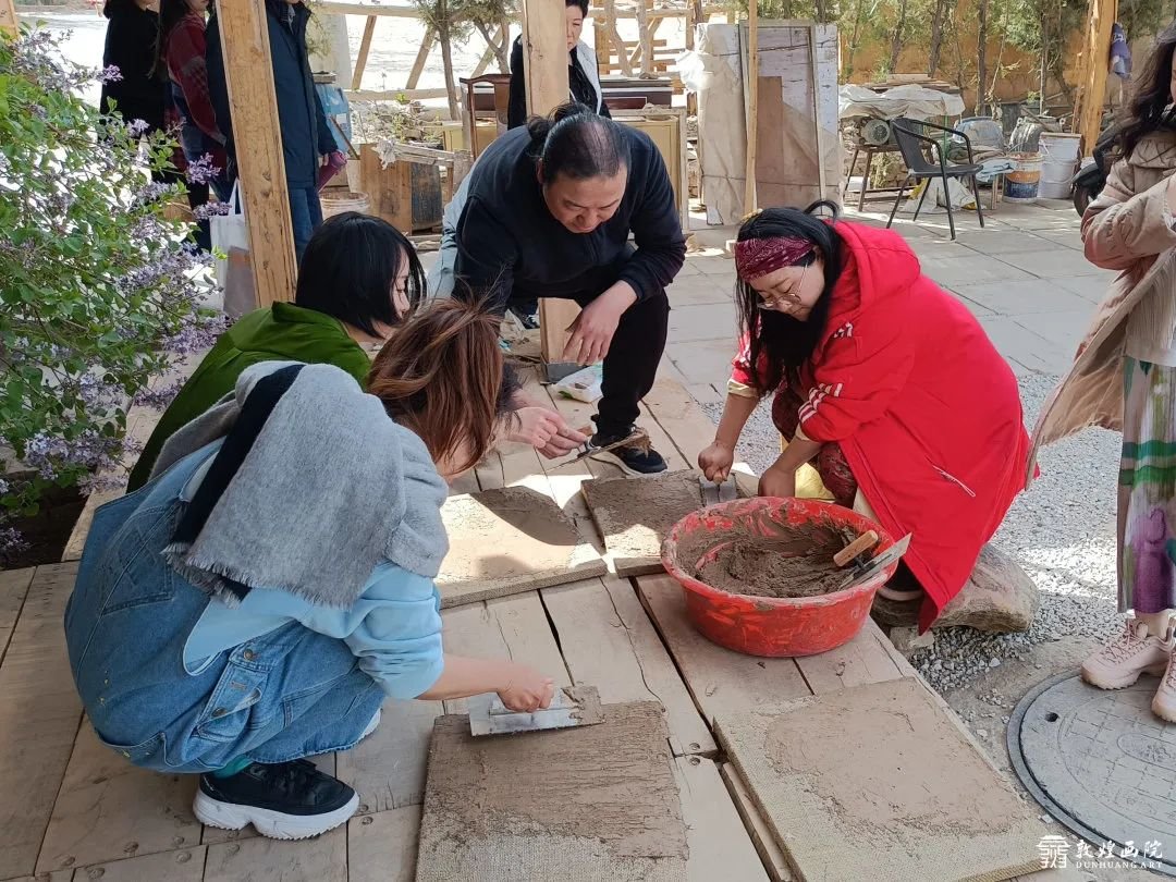 画院老师指导制作泥板