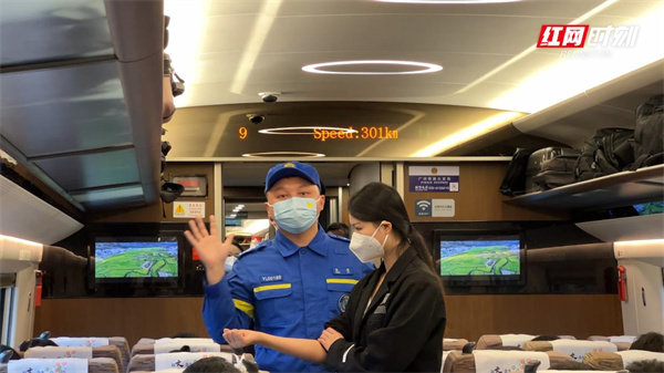 “铁男组”乘务员任意在高速动车组上为乘客讲解安全急救知识。
