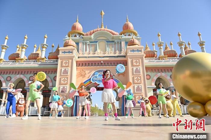 图为嘉峪关方特欢乐世界复园仪式现场。　李亚龙 摄