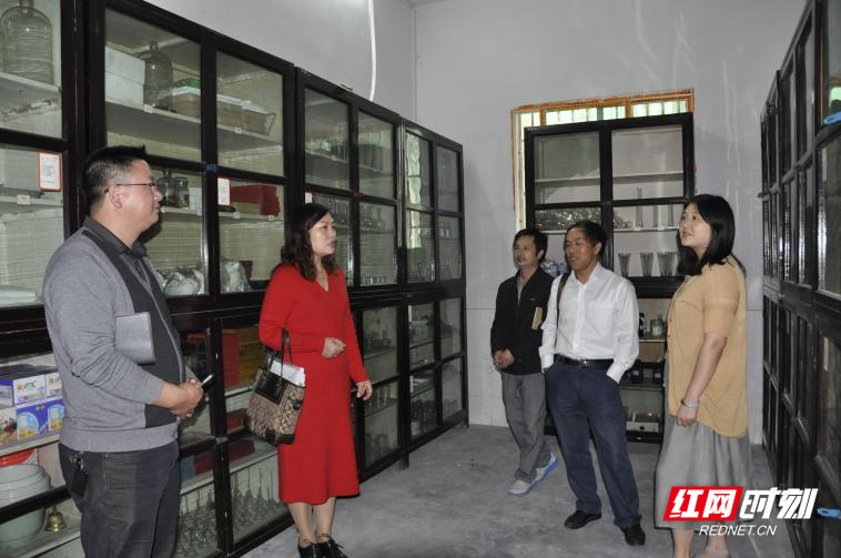 张敏研究团队调研学校实验器材情况。