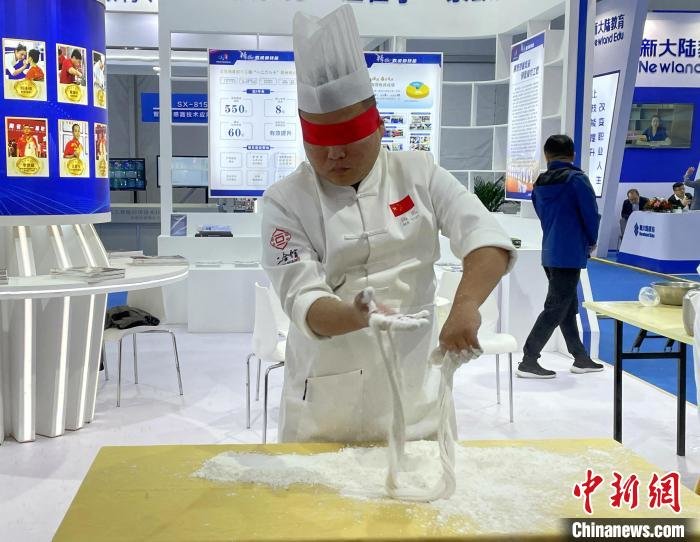 图为龙须面制作技能展示。　李雯 摄