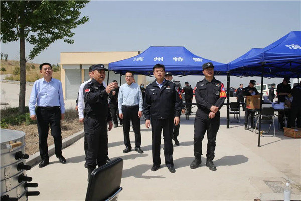 战味十足!看滨州公安特巡警山地拉练