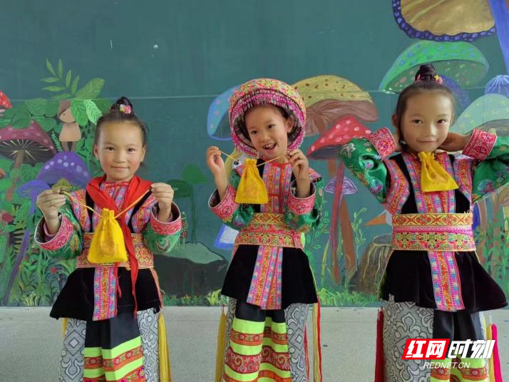 制作年画风抗疫香囊。