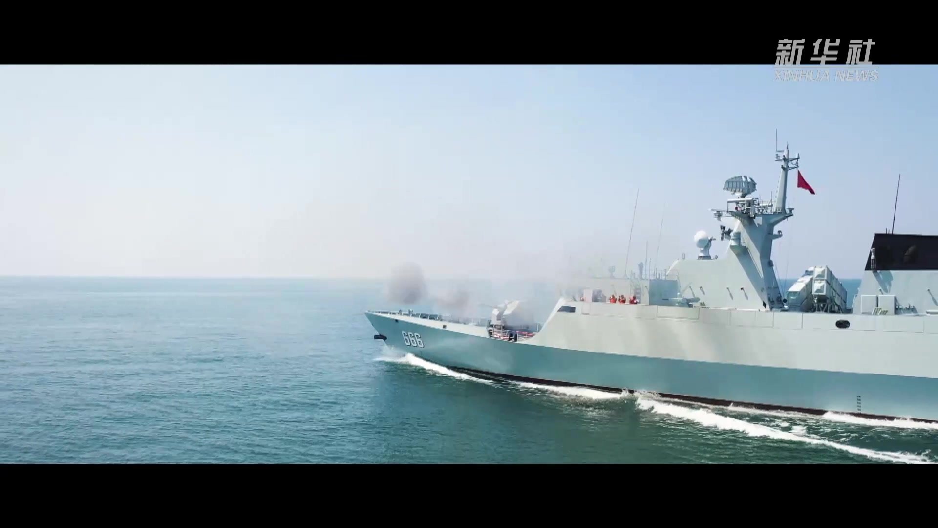 战舰出击！解放军驻香港部队宿迁舰开展海上实战化训练