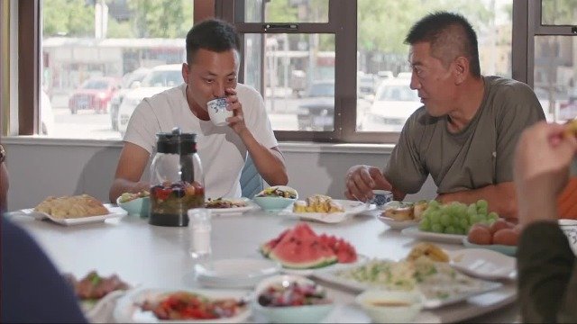 生意与生活无缝衔接，吴忠早茶店成老板们日常社交的重要场所