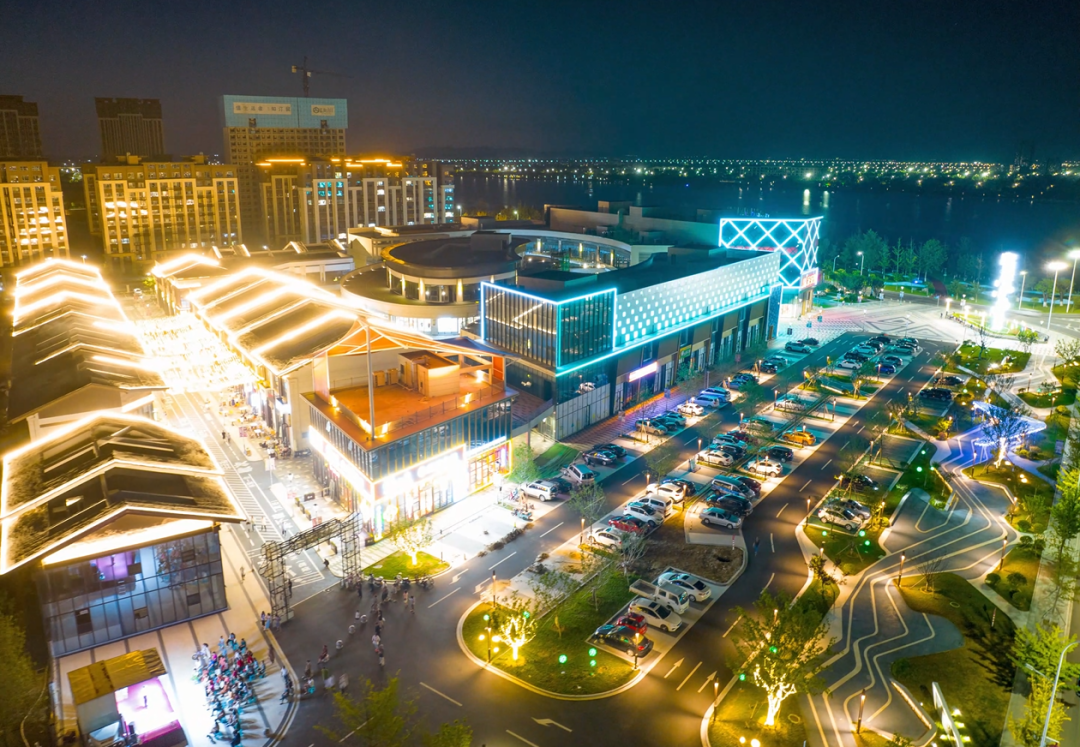 奥莱小镇采摘草莓体验农家乐趣在假期里,去体验温暖甜蜜的草莓采摘