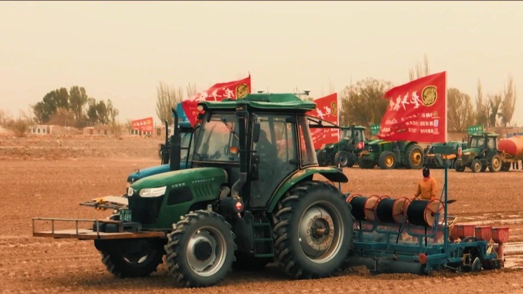 瓜州田间地头上演“农机秀” 这排面赢麻了