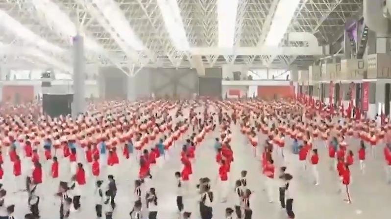 超2500人的昆山太极柔力球表演创下吉尼斯世界纪录