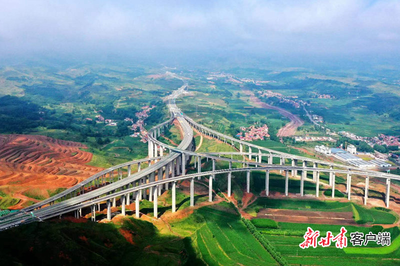线型优美的平凉至天水高速公路